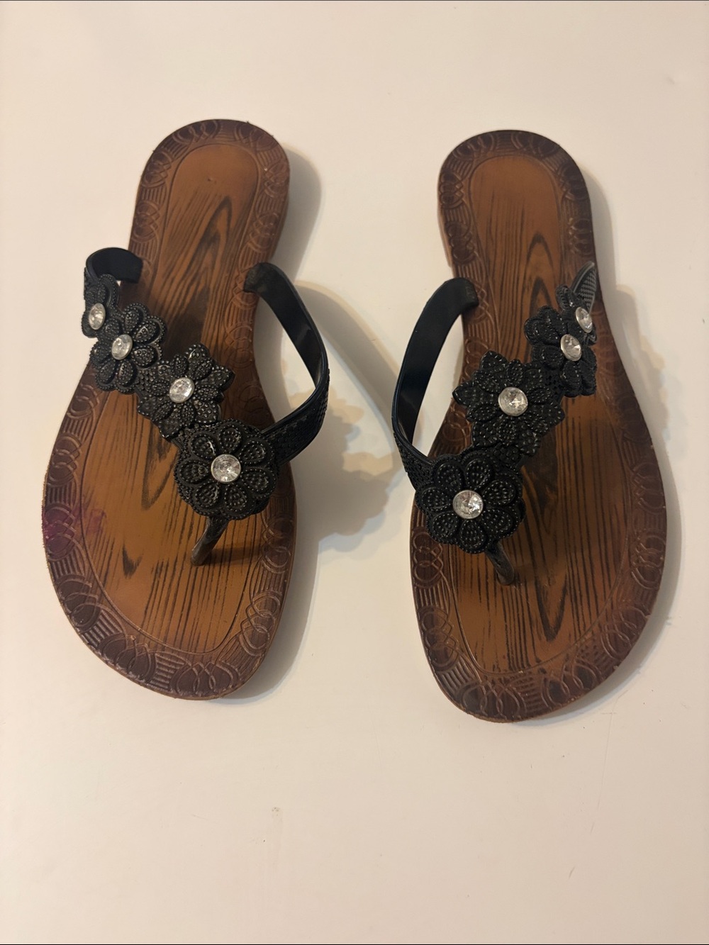 ⚜️Women’s Black Floral Beaded Flip Flop Sandals⚜️ - Picture 4 of 4